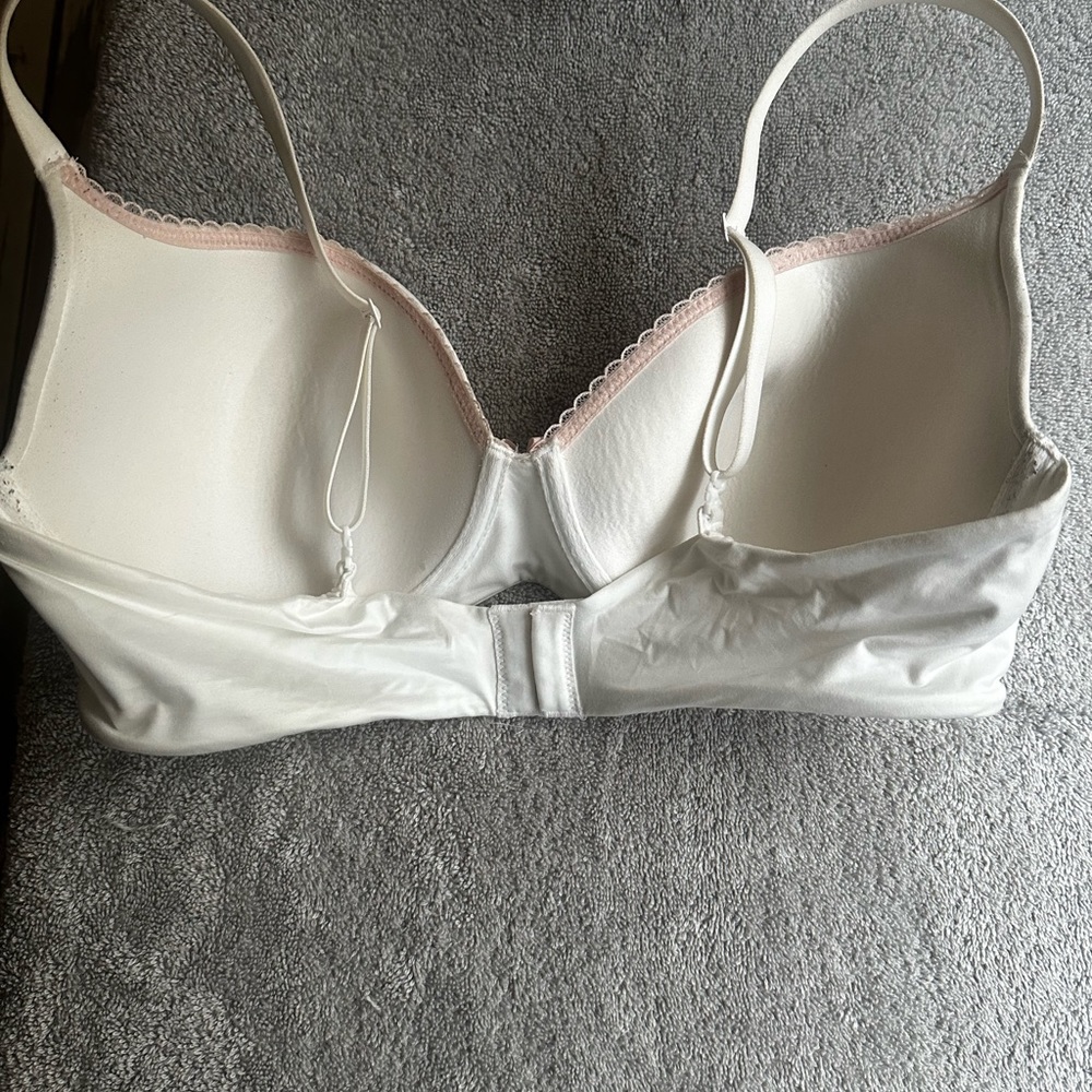 Victoria Secrets 36DD - Picture 2 of 4